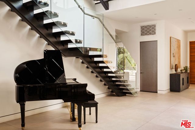 816 N Stanley Avenue, Los Angeles CA: https://media.crmls.org/mediaz/e950739d-7100-4f5c-bf1e-17b665bdd30c.jpg