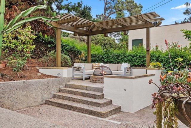 1859 Zapo Street, Del Mar CA: https://media.crmls.org/mediaz/e9510fd6-e929-4b58-8e4e-579a385a68b7.jpg