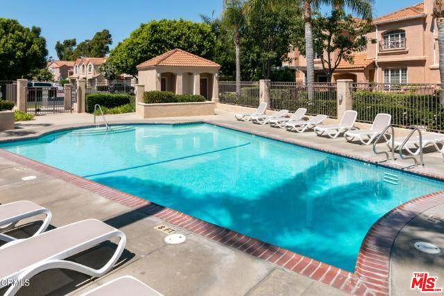 1202 Lost Point Lane, Oxnard CA: https://media.crmls.org/mediaz/e952a0b7-0e74-497c-8500-d0991d4ed3ca.jpg