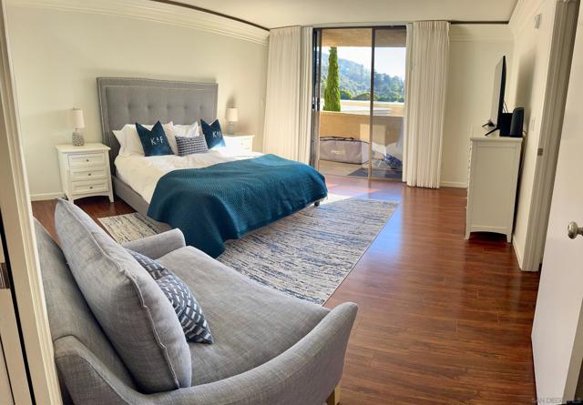2420 Torrey Pines Rd, La Jolla CA: https://media.crmls.org/mediaz/e952ed7a-66c0-4977-a5a4-f45ad3049635.jpg