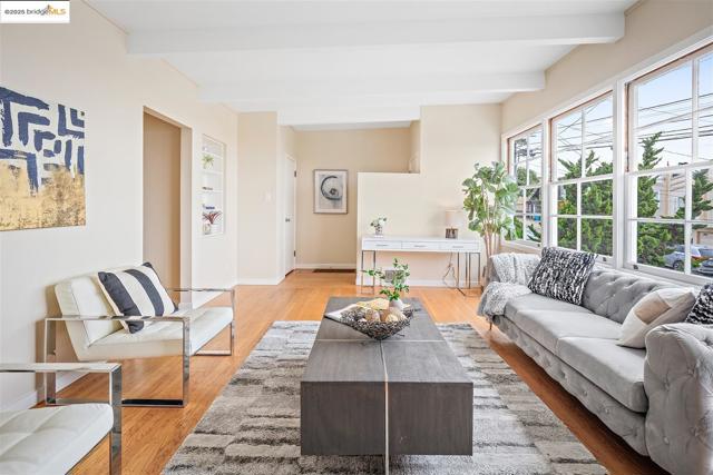 262 Byxbee St, San Francisco CA: https://media.crmls.org/mediaz/e952f9a6-03ac-4054-ab59-4eb6bcd037f9.jpg
