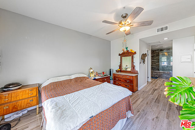 415 Townsquare Lane, Huntington Beach CA: https://media.crmls.org/mediaz/e95312e4-6d67-47f8-a2f4-7d193ab77e10.jpg