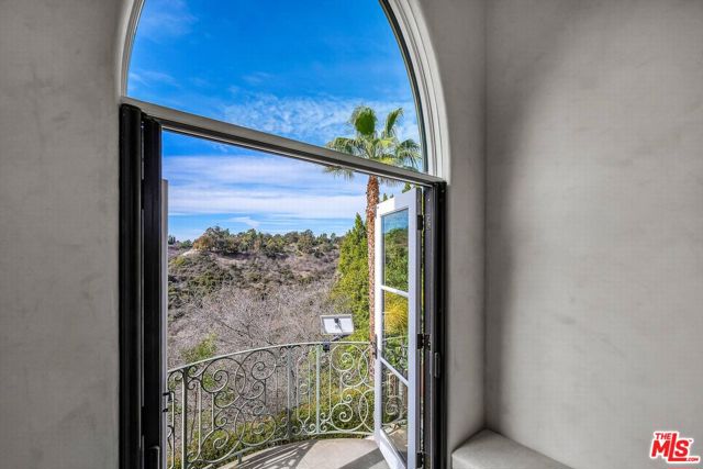 3110 Benedict Canyon Drive, Beverly Hills CA: https://media.crmls.org/mediaz/e9532768-0a19-4c70-838c-09a23ecfdce9.jpg
