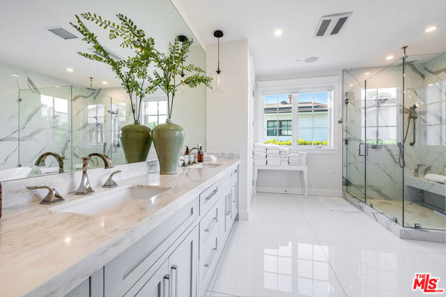 4402 Ledge Avenue, Toluca Lake CA: https://media.crmls.org/mediaz/e953f111-171b-4f1e-b4cd-820aa6193f3d.jpg