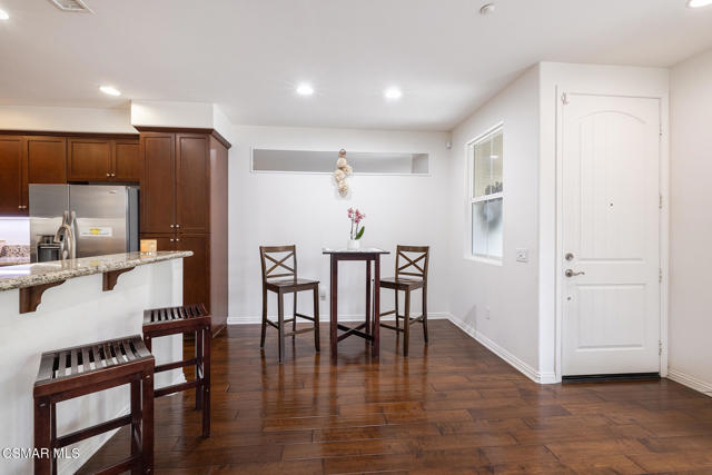 1513 Silver Shadow Drive, Newbury Park CA: https://media.crmls.org/mediaz/e9556749-e2f0-473c-8a2e-78daa852fef6.jpg