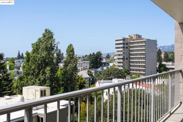 1 Kelton Ct, Oakland CA: https://media.crmls.org/mediaz/e95638d3-83d9-4bac-a113-3650fe06ff2d.jpg