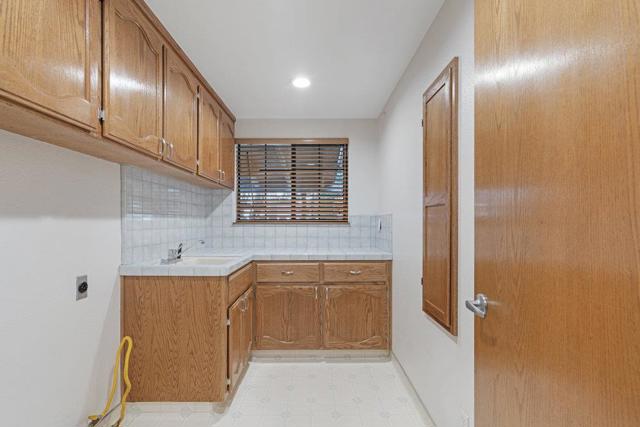 1511 Las Brisas Drive, Hollister CA: https://media.crmls.org/mediaz/e956ea3c-88be-4134-aa8d-d0c7a2339999.jpg