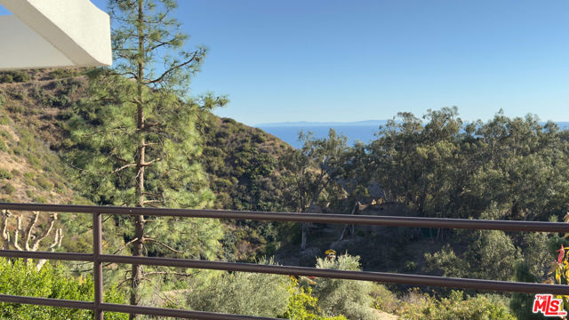 26533 Ocean View Drive, Malibu CA: https://media.crmls.org/mediaz/e957ae9c-93e0-44e4-bb7a-8767b5b78d4b.jpg