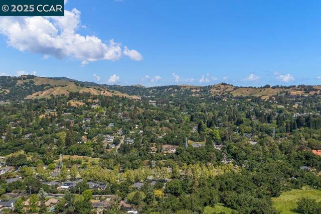 18 Diablo Oaks Way, Lafayette CA: https://media.crmls.org/mediaz/e958276d-9228-4d6e-8e10-c07fb0bc48f1.jpg