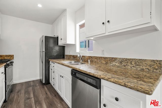 11930 Mayfield Avenue, Los Angeles CA: https://media.crmls.org/mediaz/e9593897-3490-44a7-98e4-3af99d957f20.jpg