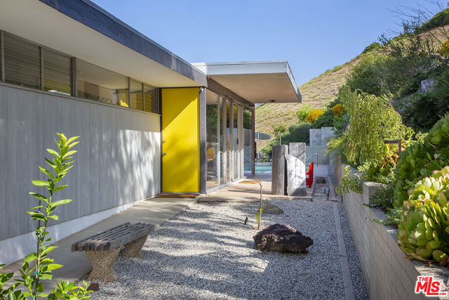 1531 N Tigertail Road, Los Angeles CA: https://media.crmls.org/mediaz/e9598755-5690-4241-9fe8-a6a443357942.jpg