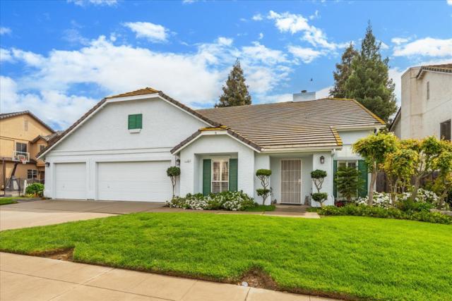 1130 Minarets Avenue, Clovis CA: https://media.crmls.org/mediaz/e959c8d1-2416-4c1c-8a61-f377bae64cc3.jpg