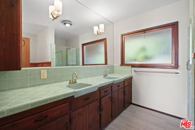 3217 Colony View Circle, Malibu CA: https://media.crmls.org/mediaz/e959ceda-73cc-46db-ae08-768c6c88c5a3.jpg