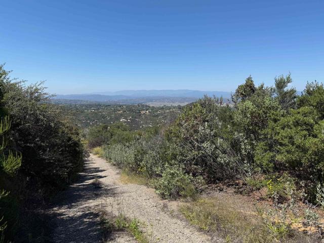 17441 Dos Picos Park Road, Ramona CA: https://media.crmls.org/mediaz/e95aa59a-4c81-4f7b-96ef-777f4b52c7db.jpg