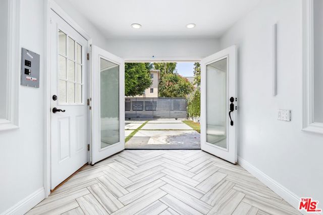 7614 Willoughby Avenue, West Hollywood CA: https://media.crmls.org/mediaz/e95aeaff-1567-4154-80e0-db6248724b77.jpg