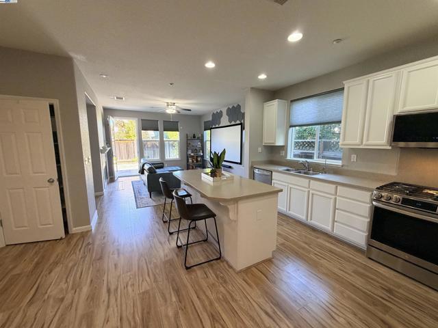 1611 Marina, Brentwood CA: https://media.crmls.org/mediaz/e95b2ae6-2a86-47ce-add3-753479a6d567.jpg