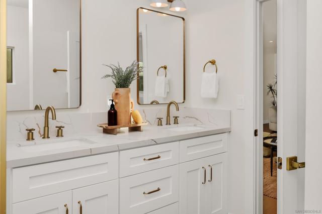 1900 W 41St St, Los Angeles CA: https://media.crmls.org/mediaz/e95b6ae7-3dd5-4ebf-ba20-357778cc4f99.jpg