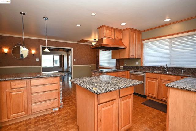 44 Oak Hill Cir, Oakland CA: https://media.crmls.org/mediaz/e95c760d-8e1e-43b4-818b-1e06bd9f7a87.jpg