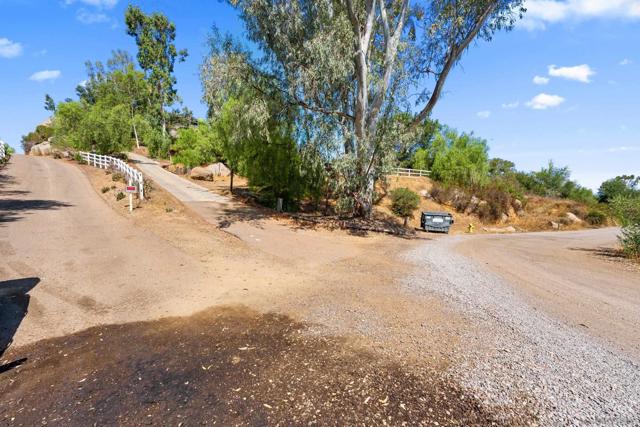 2 Chablis Rd, Ramona CA: https://media.crmls.org/mediaz/e95d584a-f9fa-4725-bf85-c471dccf9e05.jpg