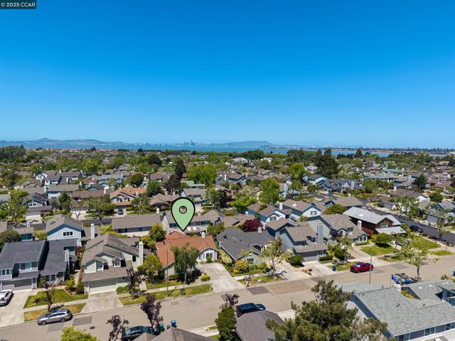 39 Crane Ct, Alameda CA: https://media.crmls.org/mediaz/e95f0edc-500d-4470-95cc-29025505fd0a.jpg
