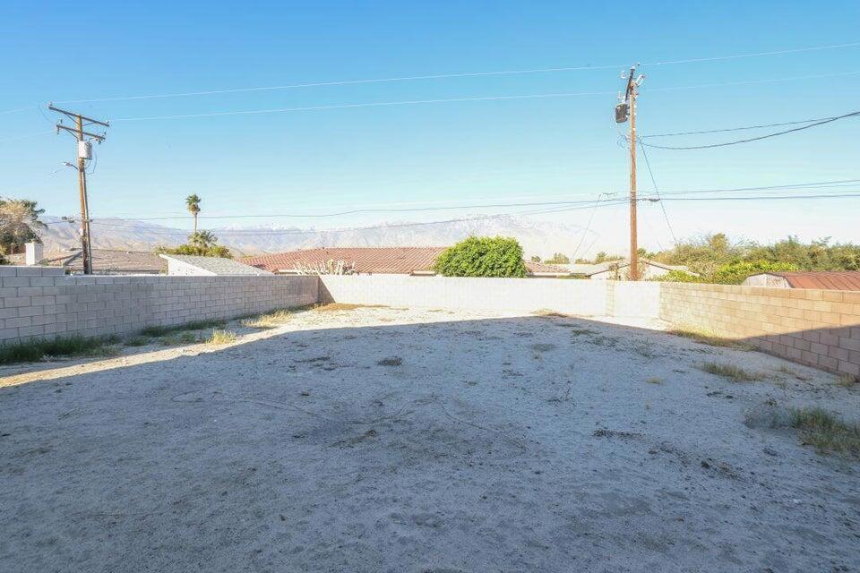 https://media.crmls.org/mediaz/e95f3117-d79f-4dbf-9270-d92424077292.jpg?preset=X-Large