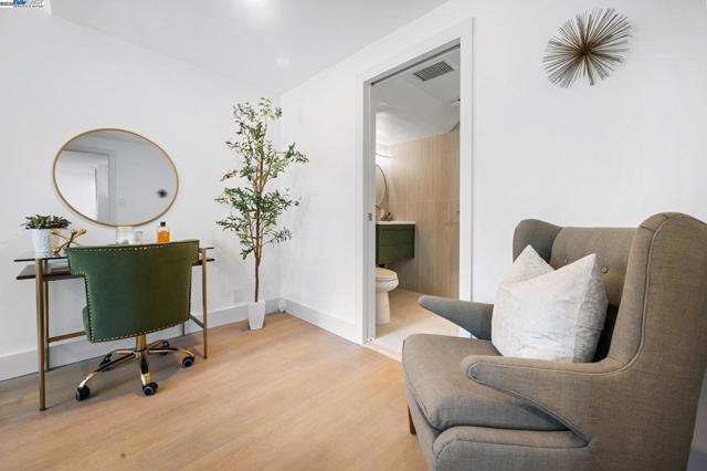 282 Bright St, San Francisco CA: https://media.crmls.org/mediaz/e95fe616-9cd3-4516-8c0c-a08b70586313.jpg