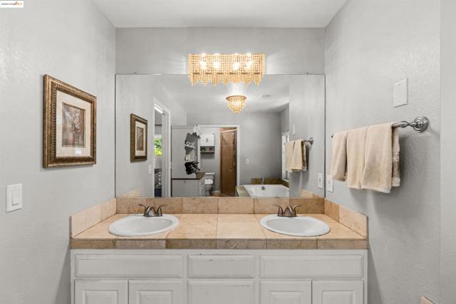 1600 Eden Plains Rd, Brentwood CA: https://media.crmls.org/mediaz/e961d8ca-0608-4182-bacb-e3f44acc3e18.jpg