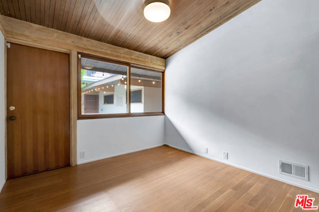 26636 Latigo Shore Drive, Malibu CA: https://media.crmls.org/mediaz/e961e063-b129-48fa-aedc-f3db4c120512.jpg