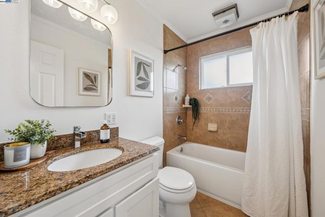 598 CRESTMONT DRIVE, Oakland CA: https://media.crmls.org/mediaz/e961e8d5-6dac-478e-ba35-69553ce81b79.jpg