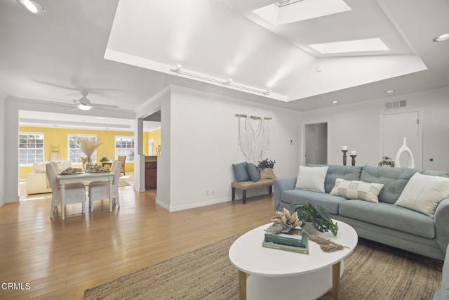354 Arnett Avenue, Ventura CA: https://media.crmls.org/mediaz/e962057a-a57d-4389-965b-5cb3bd90c570.jpg