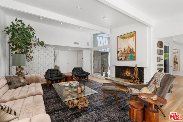 11575 Dona Dorotea Drive, Studio City CA: https://media.crmls.org/mediaz/e9635d68-a3be-4892-8121-12f7657a5652.jpg