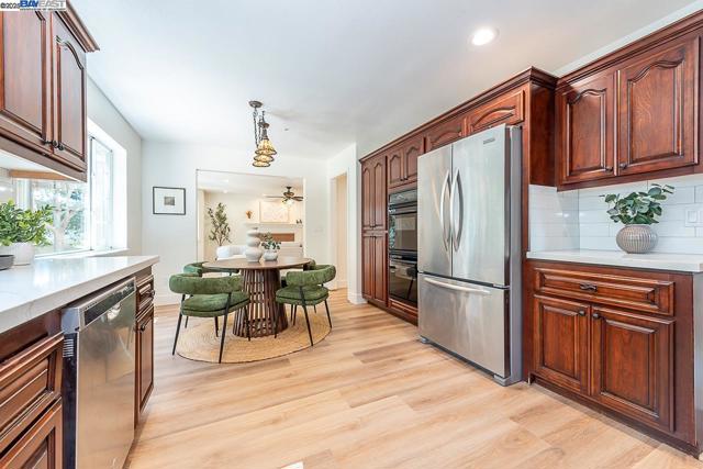 34233 Perry Glen Ter, Union City CA: https://media.crmls.org/mediaz/e963f199-a6c1-4320-b137-7aa3ed5b7ce7.jpg