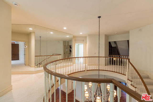 12386 Ridge Circle, Los Angeles CA: https://media.crmls.org/mediaz/e96530f6-4188-4ed1-a546-575abf834135.jpg