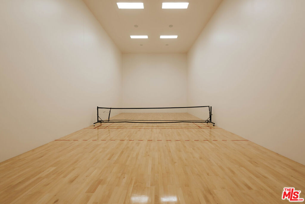 https://media.crmls.org/mediaz/e965e386-9c00-4d55-9d21-9f2504f87dbf.jpg?preset=X-Large