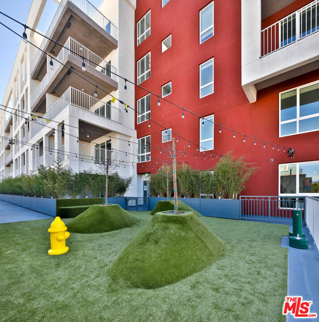 750 S Oxford Avenue, Los Angeles CA: https://media.crmls.org/mediaz/e9669cd9-2802-455a-9b1f-8890380628f9.jpg