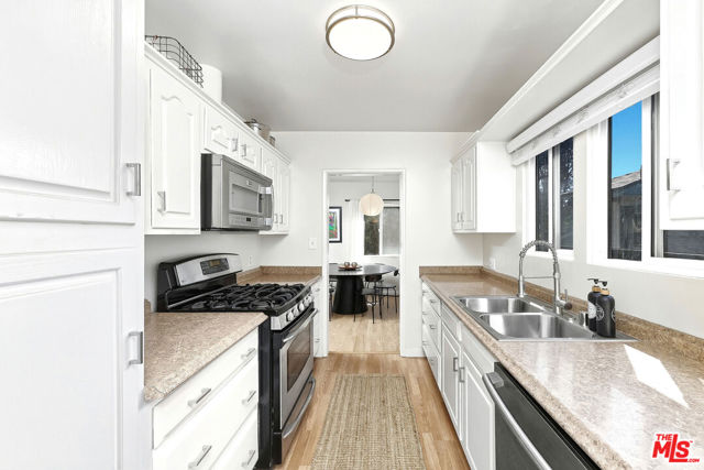 517 Venice Way, Venice CA: https://media.crmls.org/mediaz/e966f375-f52d-4079-b751-d5cf06e8866b.jpg