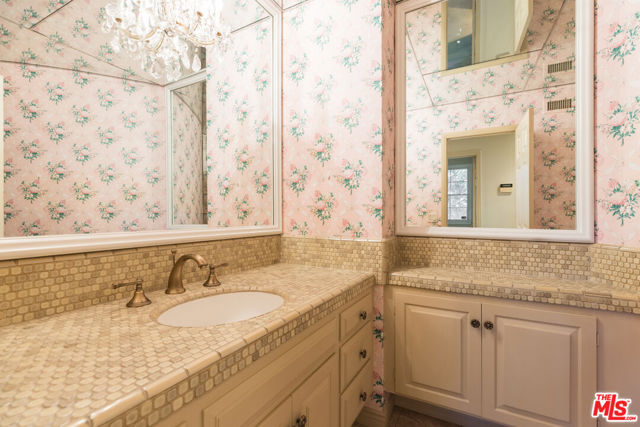 12386 Ridge Circle, Los Angeles CA: https://media.crmls.org/mediaz/e967006a-ed87-40ec-90b1-ca68ac36f0ec.jpg