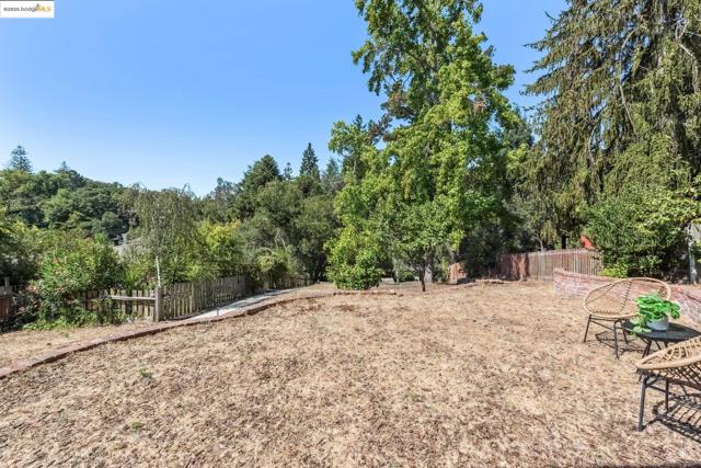 3176 Jordan Rd, Oakland CA: https://media.crmls.org/mediaz/e96a1aa2-3cf7-483c-bd90-8d6094adecb2.jpg