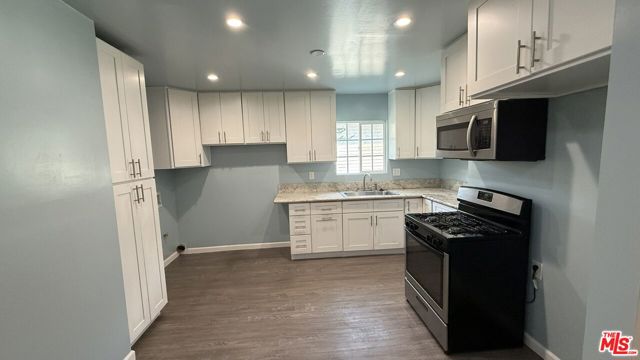 605 W 47th Street, Los Angeles CA: https://media.crmls.org/mediaz/e96ab2d0-c4b4-41d1-b2a5-c2904d5fd0b4.jpg