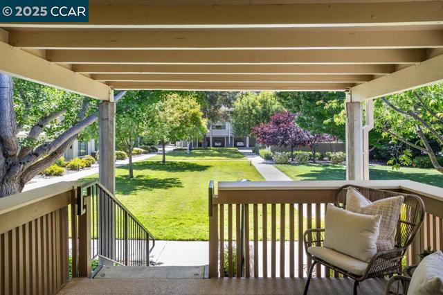 1115 Oakmont Dr, Walnut Creek CA: https://media.crmls.org/mediaz/e96b2636-bff9-46cd-b098-1cd79fe7196f.jpg