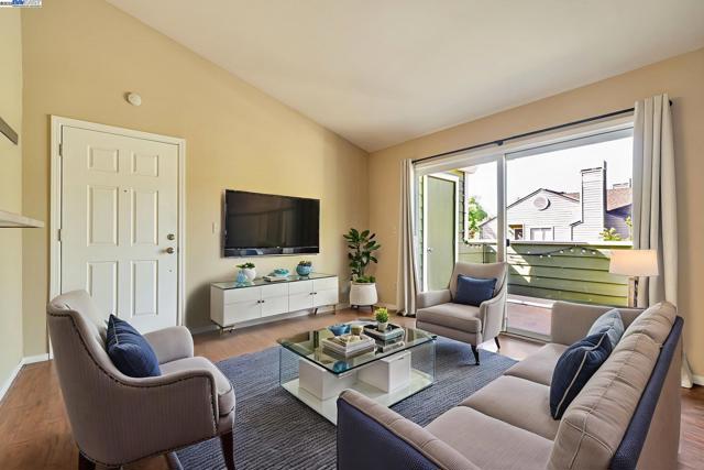 275 Reflections Dr, San Ramon CA: https://media.crmls.org/mediaz/e96b63bc-37b1-44d7-b46b-291df81a299f.jpg