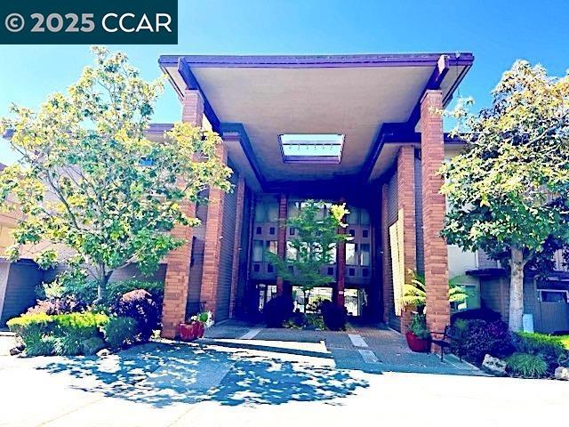 1305 Webster St, Alameda CA: https://media.crmls.org/mediaz/e96b7784-aa4b-494e-bf08-c3de11f32a52.jpg