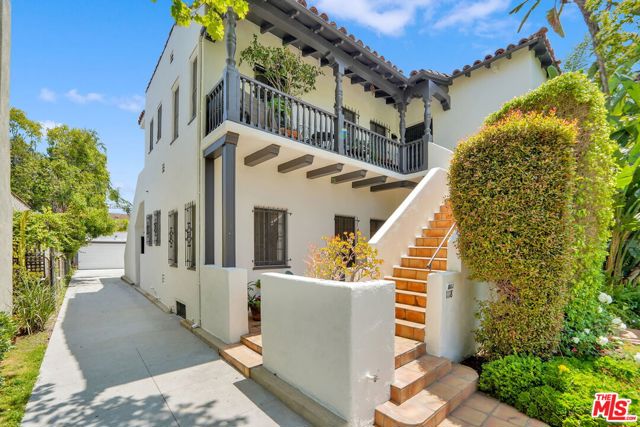 1118 HI POINT Street, Los Angeles CA: https://media.crmls.org/mediaz/e96c0576-2a52-40bc-94eb-44ea5ad53e31.jpg