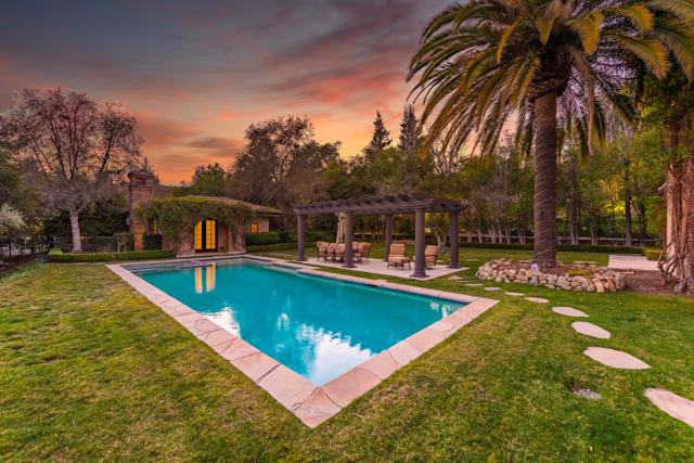 1101 Oak Mirage Place, Westlake Village CA: https://media.crmls.org/mediaz/e96c38cb-35f9-4264-bf46-267a1991a26f.jpg