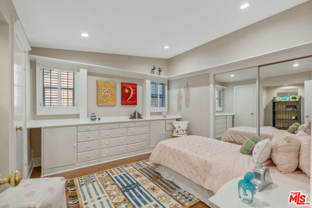 3564 Summerfield Drive, Sherman Oaks CA: https://media.crmls.org/mediaz/e96c52c0-0d73-48f7-88c3-e1fe79255ee1.jpg