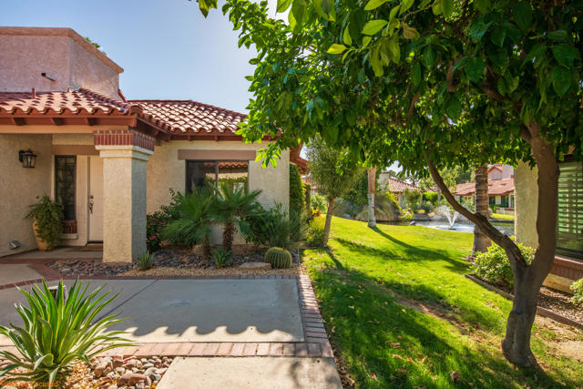 110 Trento Circle, Palm Desert CA: https://media.crmls.org/mediaz/e96d5d16-0508-4bb3-8a36-d27f5b8a0d8b.jpg
