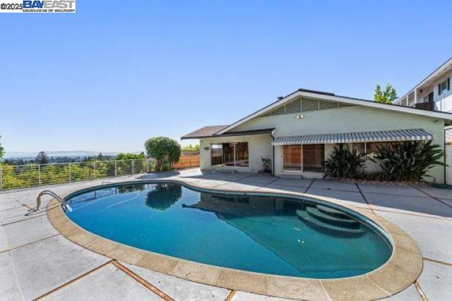 4120 Rhoda Ave, Oakland CA: https://media.crmls.org/mediaz/e96de60c-086e-46e3-a07a-0c0f80a6c575.jpg