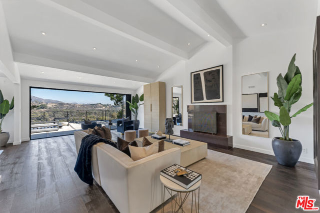 2960 LAKERIDGE Drive, Los Angeles CA: https://media.crmls.org/mediaz/e96e31cd-c70f-428b-940a-badbb30522f8.jpg