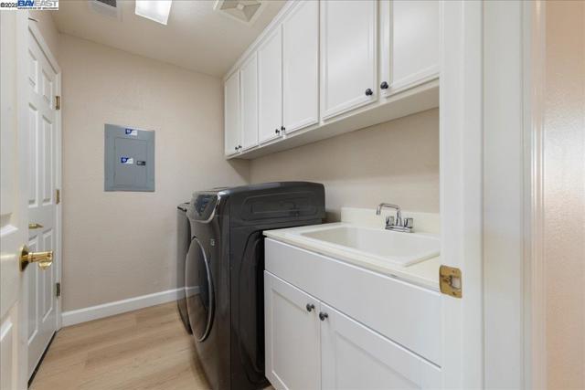 5200 N Forestdale Cir, Dublin CA: https://media.crmls.org/mediaz/e96ef010-3ad9-403e-905d-d12c727a37fe.jpg