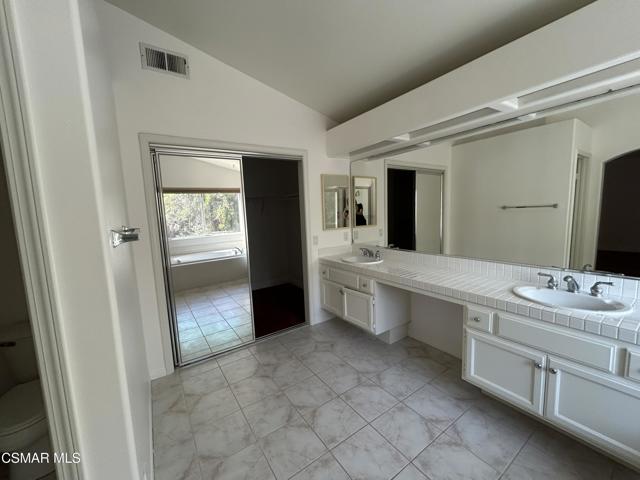 2357 Laurelwood Drive, Thousand Oaks CA: https://media.crmls.org/mediaz/e96f1e77-c55b-4ba4-8d8e-68a5aaf8b073.jpg